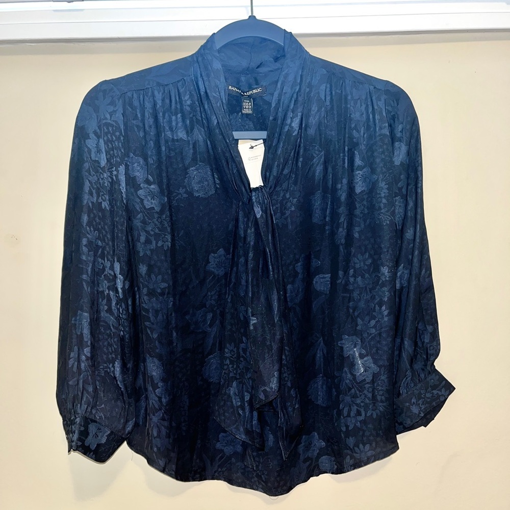 Banana Republic Textured Tie-neck blouse XXS Petite